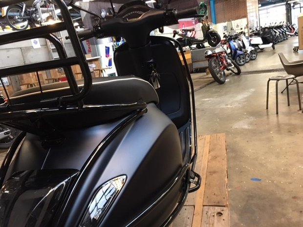 Custom Vespa Sprint Black 2 Blue4