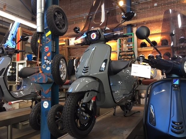 Custom Vespa Sprint (Audi) Quantum Grey10