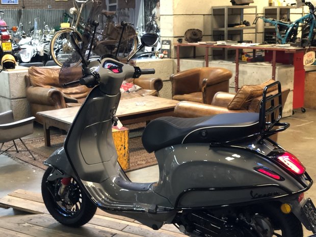 Custom Vespa Sprint (Audi) Quantum Grey4