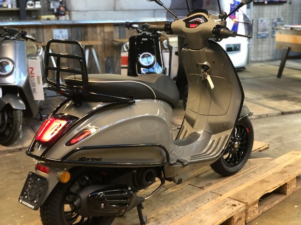 Custom Vespa Sprint (Audi) Quantum Grey6