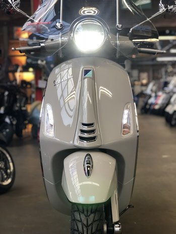 Custom Vespa Chalk Grey2