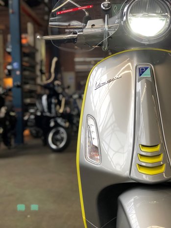 Vespa Elettrica Geel