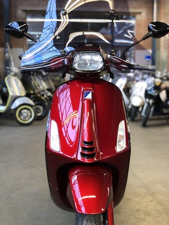 Custom Vespa Sprint Candy Red Voorkant 2