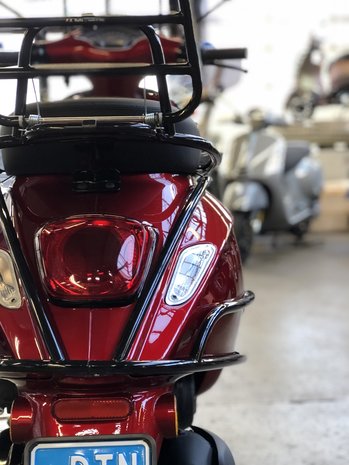 Custom Vespa Sprint Candy Red Achterkant