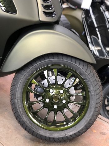 Custom Vespa Sprint Candy Army Green Velg