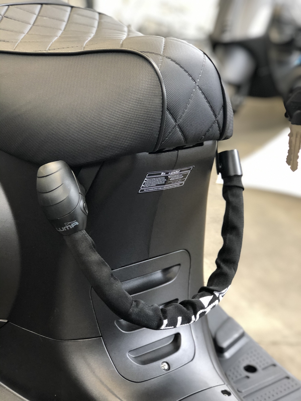 Antirobos Stuurslot | Santini Capri/AGM VX50 - Scooterspot 1000m2  scooterwinkel in Amsterdam