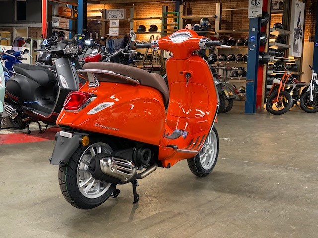 Vespa Primavera Arancio Oranje | NIEUWE EDITIE 2021 - Scooterspot 1000m2  scooterwinkel in Amsterdam