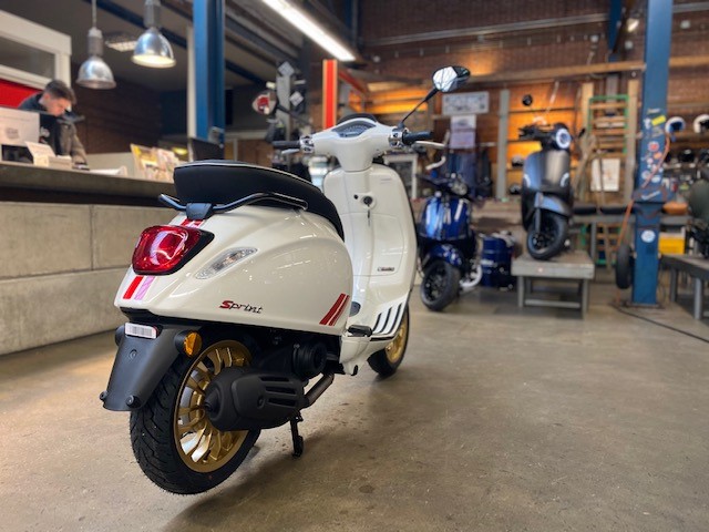 Vespa Sprint Racing Sixties Wit. Betaal in3 zonder rente. - Scooterspot  1000m2 scooterwinkel in Amsterdam