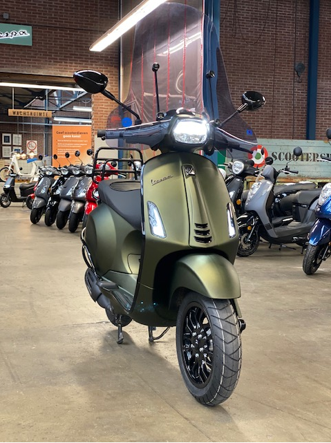 Vespa Sprint CCG Candy Cobra Green Custom - Scooterspot 1000m2  scooterwinkel in Amsterdam