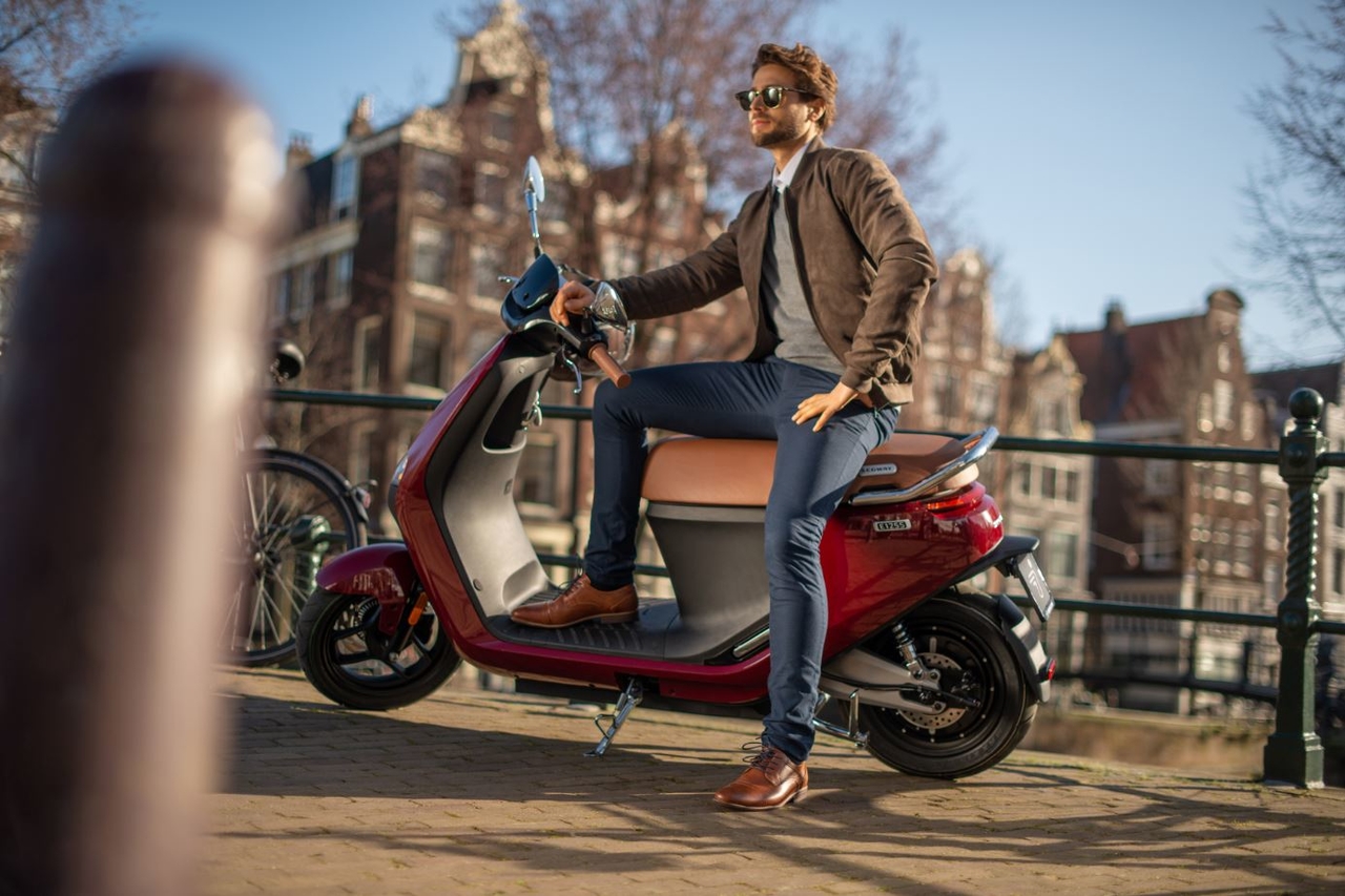 Segway E125s elektrische scooter wit. Pre-order nu! - Scooterspot 1000m2  scooterwinkel in Amsterdam