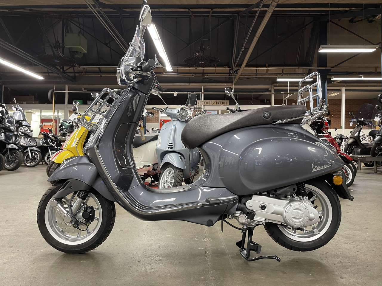 Vespa Primavera Touring Grigio grijs G03 | NIEUWE EDITIE 2021 - Scooterspot  1000m2 scooterwinkel in Amsterdam