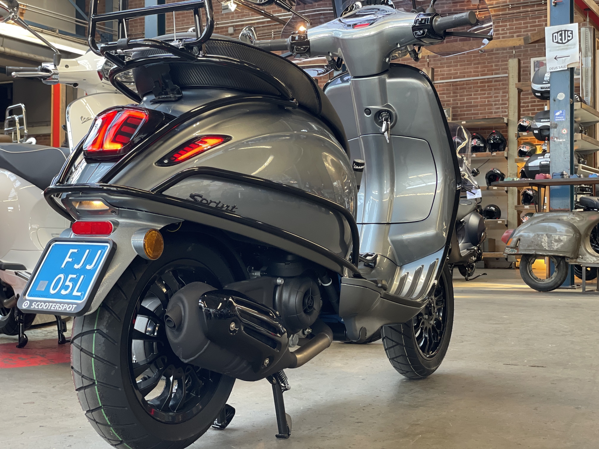 Custom Vespa Sprint Steel Grey - Scooterspot 1000m2 scooterwinkel in  Amsterdam