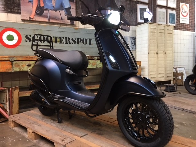 Vespa Sprint Custom - Black 2 Blue | Scooterspot - Scooterspot 1000m2  scooterwinkel in Amsterdam