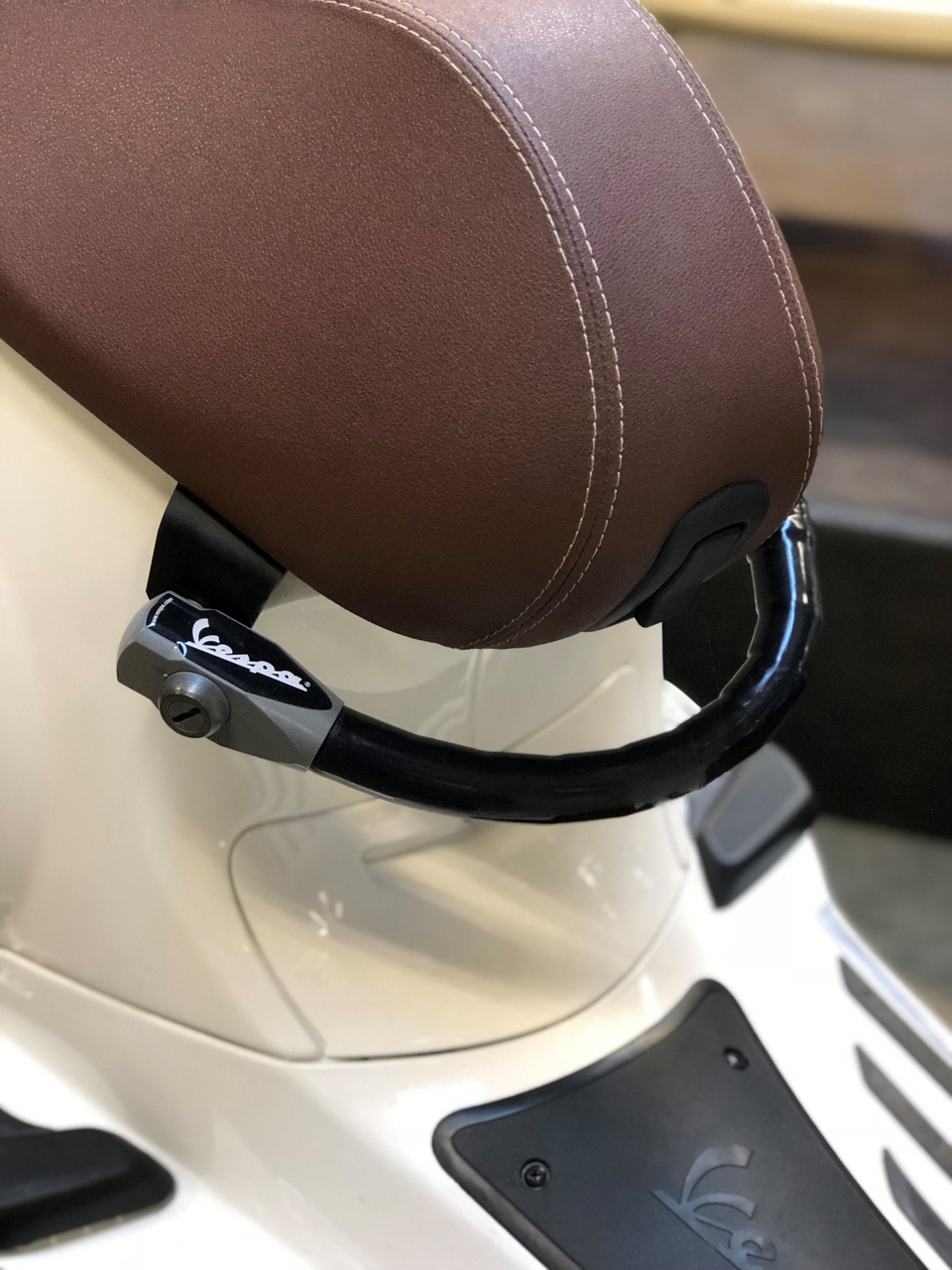 Antirobos Stuurslot Vespa Sprint/Primavera | Scooterspot - Scooterspot  1000m2 scooterwinkel in Amsterdam