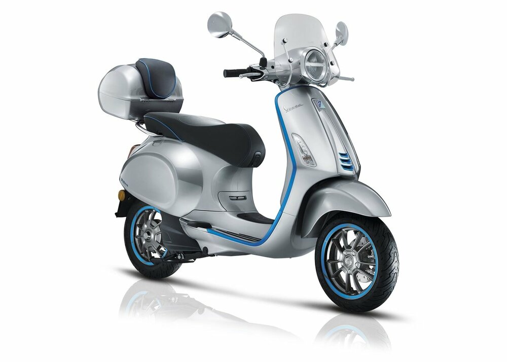 Vespa Elettrica Scooterspot 1000m2 scooterwinkel in Amsterdam