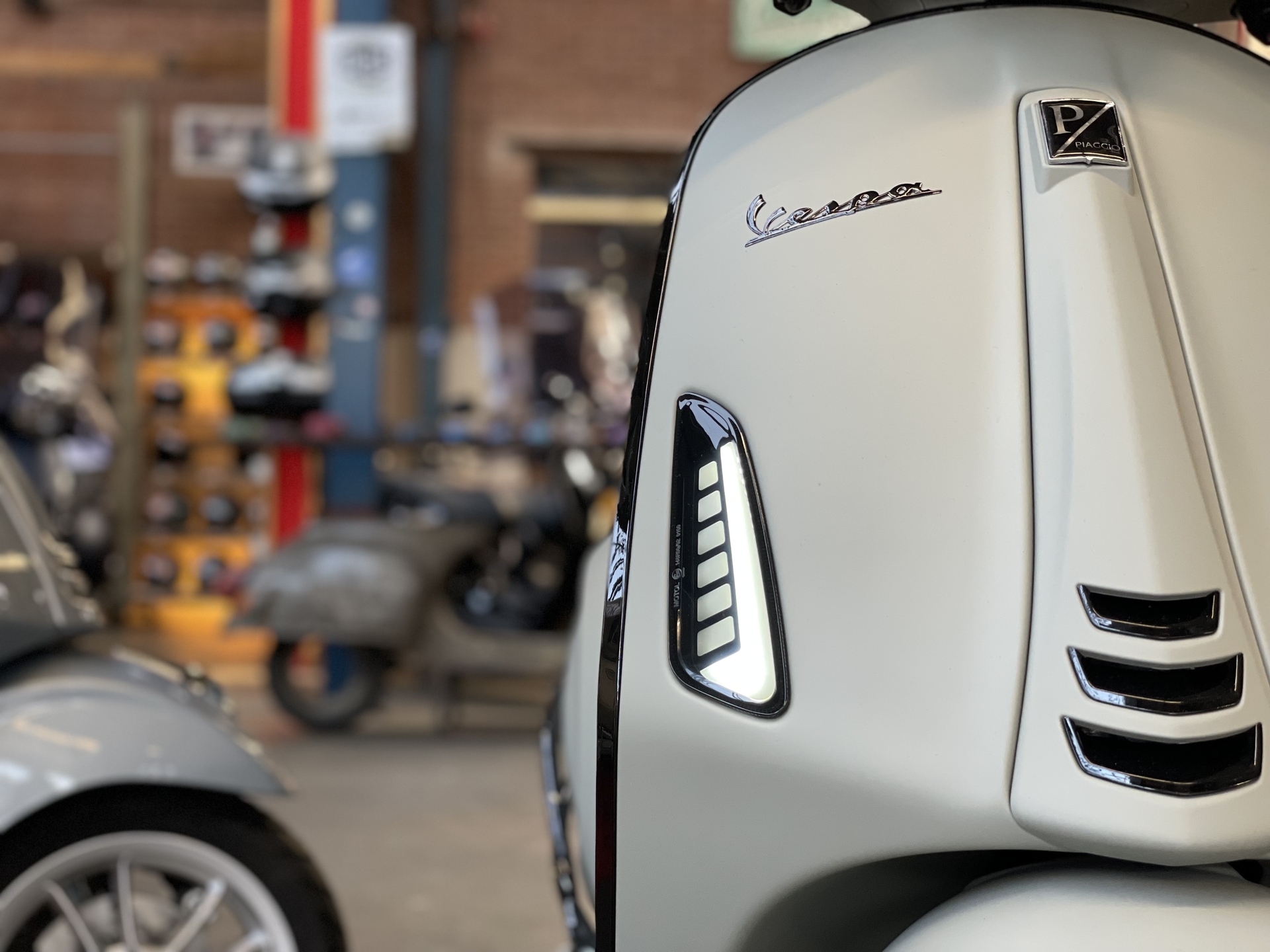 Vespa sprint kopen - Scooterspot Amsterdam - Scooterspot 1000m2  scooterwinkel in Amsterdam