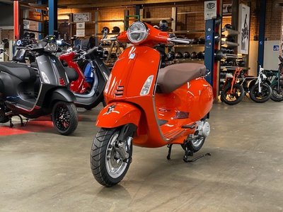Vespa Primavera Arancio Oranje E5 Nieuwe Editie 2023