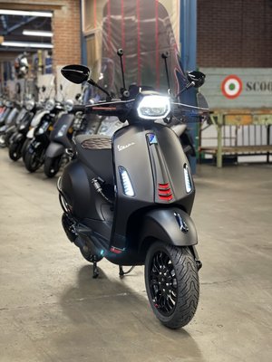 Vespa Sprint Matzwart E5 Completare (Inclusief volledig accessoire pakket)