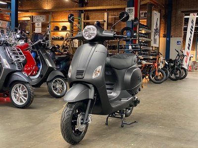 Santini Capri Scooters - Meest populaire scooter van NL - Scooterspot  1000m2 scooterwinkel in Amsterdam