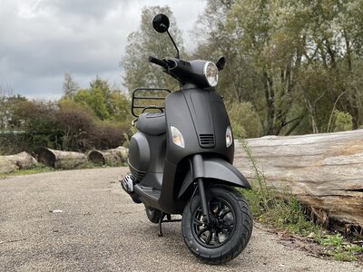 Santini Capri Scooters - Meest populaire scooter van NL - 1000m2 in Amsterdam