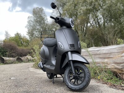 Santini Capri Digital EFI Scooter Matzwart E5