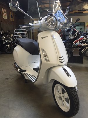 Custom Vespa Primavera Summit White