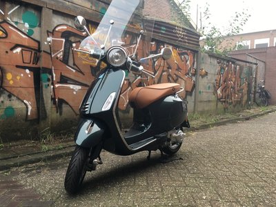 Custom Vespa Primavera Emerald Green