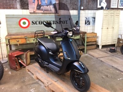 Vespa Sprint Black 2 Blue